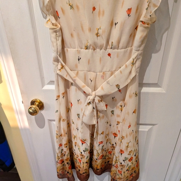 Beige, floral dress in size 10 from Scarlett - Picture 2 of 6